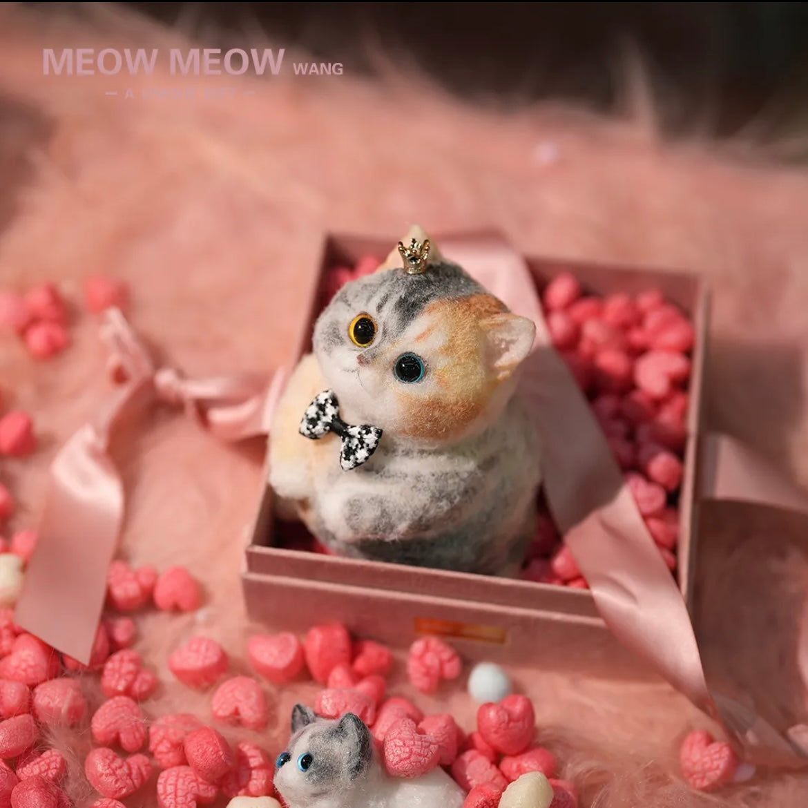 A Domineering And Mighty Three-Flowered Squishy Cat with the Blue and Yellow eyes